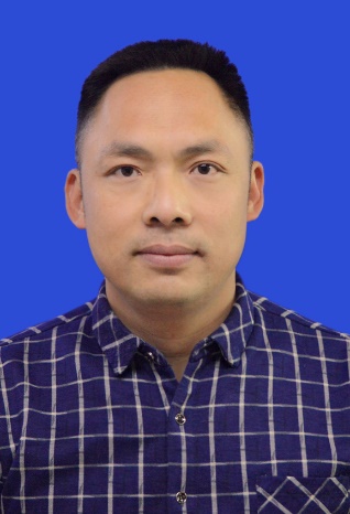 穿蓝色衬衫的男人描述已自动生成